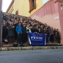 Foto de familia de los representantes de las asociaciones, ONG y empresas que apoyan la campaña 'Casa nostra, casa vostra'