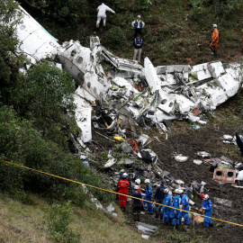 Equipos de rescate acceden a la zona donde se estrelló el avión del Chapecoense. - REUTERS