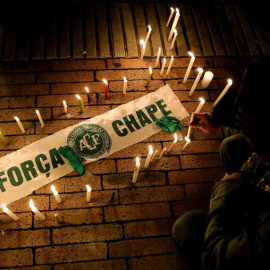 Homenaje a las víctimas del avión del club Chapecoense, que se accidentó en cercanías de Medellín, dejando 71 muertos y seis heridos. EFE/LEONARDO MUÑOZ