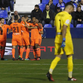 El delantero del Valencia Munir El Haddadi celebra con sus compañeros el primer gol que ha marcado frente al Leganés. /EFE
