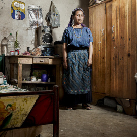 Santa, de 23 años, vive en la comunidad de San Antonio Palopó. Se quedó embarazada involuntariamente a los 18 de su primera y única hija. No conocía ni tenía acceso a métodos anticonceptivos. Por las críticas de la gente del pueblo y de la 