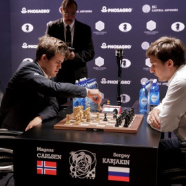 El noruego Magnus Carlsen hace un movimiento ante el ruso Sergey Karjaki en la final del Mundial de ajedrez. /EFE