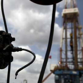 Un pozo de la petrolera estatal venezolana PDVSA, en el Orinoco. REUTERS / Carlos Garcia Rawlins
