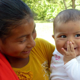 Una chica menor de edad con su hijo, en Honduras.
