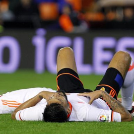 Los jugadores del Valencia Medrán (i) y Garay, al término del partido de Liga en Primera División ante el Málaga. /EFE