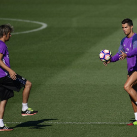 Los jugadores portugueses del Real Madrid Fabio Coentrao y Cristiano Ronaldo en un entrenamiento en Valdebebas. AFP / Pierre-Philippe Marcou