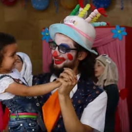 El payaso de Alepo jugando con niños. / EUROPA PRESS