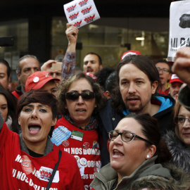 El líder de Podemos, Pablo Iglesias, ha mostrado su apoyo al boicot a los trabajadores de Coca-Cola durante un acto de protesta convocado frente a la sede nacional del PP, en la calle Génova. EFE/Chema Moya