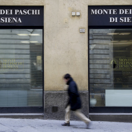 Una oficina del banco Monte dei Paschi, en la localidad italiana de Siena. REUTERS/Max Rossi