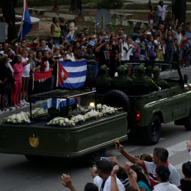 La caravana que porta las cenizas de Fidel Castro dirigiéndose a Santiago de Cuba. REUTERS/Enrique De La Osa