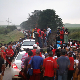 Tapón en la carretera antes de entrar en Santiago de Cuba. MARIAN LEÓN