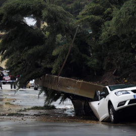 Varios coches afectados tras la caída de un muro en la urbanización "El Mirador del Río" situada en Los Barrios (Cádiz). - EFE