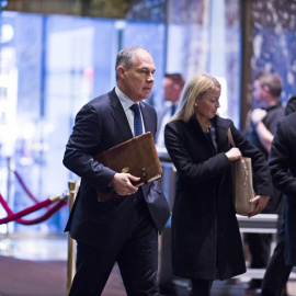 El procurador general de Oklahoma, Scott Pruitt (i), a su llegada a la Trump Tower para reunirse con el presidente estadounidense electo, Donald Trump, en Nueva York, Estados Unidos, hoy 7 de diciembre de 2016. EFE/John Taggart POOL