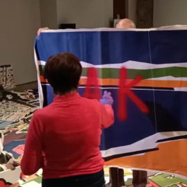 Artista destroza 300 plagios de su obra