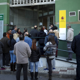 Varias personas esperan delante de una oficina del Servicio Andaluz de Empleo en Málaga. REUTERS/Jon Nazca