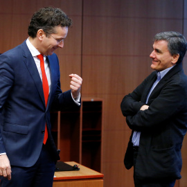 El presidente del Eurogrupo y ministro holandés de Finanzas, Jeroen Dijsselbloem, con el ministro griego Euclides Tsakalotos, al inicio de la reunión de los ministros del Eurogrupo, en Bruselas. REUTERS/Francois Lenoir