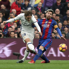 Modric dispara ante Messi en el clásico del sábado en el Camp Nou. /EFE