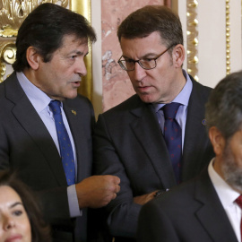 El presidente del Principado de Asturias y de la Comisión Gestora del PSOE, Javier Fernández, conversa con el  presidente de la Xunta de Galicia, Alberto Núñez Feijóo, durante el acto celebrado en el Congreso con motivo del 38 aniversario d