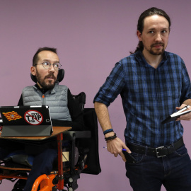 El líder de Podemos, Pablo Iglesias, y el secretario de Organización, Pablo Echenique, durante una rueda en la sede del partido, tras una reunión de Consejo de Coordinación. EFE/Chema Moya