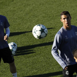 El delantero portugués del Real Madrid Cristiano Ronaldo (d) y su compañero el centrocampista croata Luka Modric (i), durante el entrenamiento previo al partido de Champions. /EFE