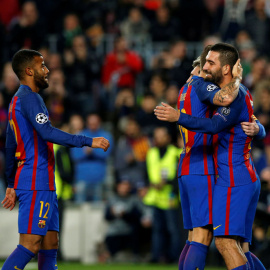 Arda celebra con sus compañeros uno de los goles. REUTERS/ Albert Gea