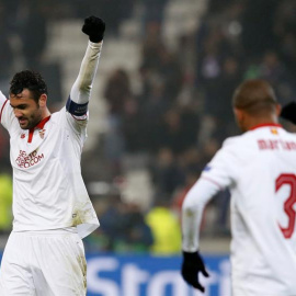 El Sevilla FC reacciona tras el juego ante el Olympique Lyonnais durante su partido de la Liga de Campeones de la UEFA en Lyon (Francia). EFE