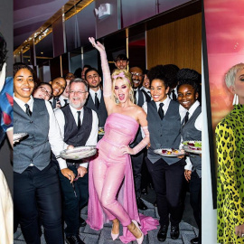 Katy Perry sopla 34 velas en su tarta de cumpleaños