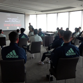 Reunión de la Selección con el cuerpo técnico antes del partido frente a Alemania