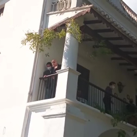 El poeta Francisco Brines saluda a los medios de comunicación