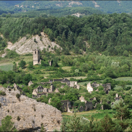 Jánovas, como Lavelilla y Lacort, en el Pirineo oscense, quedaron despoblados tras soportar durante décadas la amenaza de ser inundados por un embalse para producir electricidad.