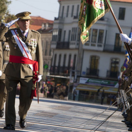 El teniente general Juan Gómez de Salazar pasa revista a las tropas durante un acto, el pasado mes de octubre. EFE