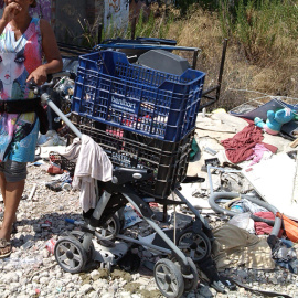 Foto de archivo de una mujer que se dedica a la recogida de chatarra en Barcelona. / CORINA TULBURE
