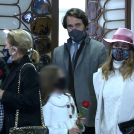 Elena Tablada despide a su abuela junto a su hija Ella