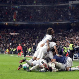 Los jugadores del Real Madrid celebran el tercer gol del equipo frente al Deportivo de La Coruña, durante el partido de la decimoquinta jornada de Liga en Primera División que se juega esta noche en el estadio Santiago Bernabéu, en Madrid. 