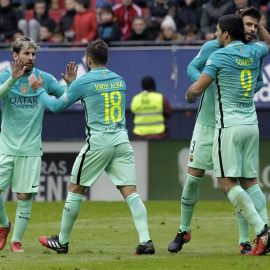 El delantero uruguayo del FC Barcelona Luis Suárez (d) celebra con su compañero, el defensa Gerard Piqué (2d), junto al delantero argentino Leo Messi (i) y el defensa Jordi Alba (2i), el primer gol de su equipo ante el Osasuna, durante el p
