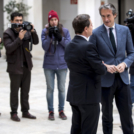 El presidente de Castilla-La Mancha, Emiliano García-Page, junto al ministro de Fomento, Íñigo de la Serna, durante la reunión que han mantenido en Toledo. EFE/Ismael Herrero