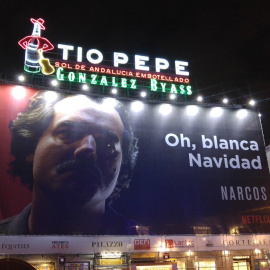 Cartel de 'Narcos' en la puerta del Sol de Madrid. TWITTER