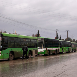 Los autobuses que iban a evacuar a los ciudadanos de Alepo, esperando en fila esta mañana. / REUTERS