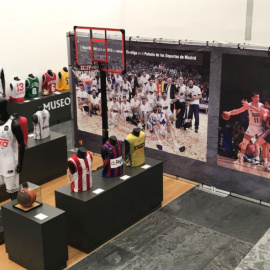 Zona dedicada al baloncesto en el Museo del Deporte en su paso por Sevilla.