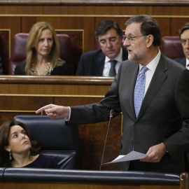 Mariano Rajoy responde a los diputados ante la mirada de la vicepresidenta. | PACO CAMPOS (EFE)