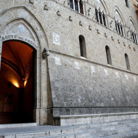 La entrada de la sede del banco Monte dei Paschi en Siena (Italia). REUTERS/Giampiero Sposito