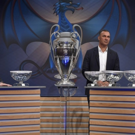 Momento del sorteo de los octavos de final de la Champions League.