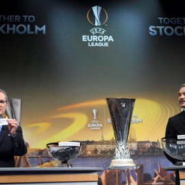 Un momento del sorteo de los dieciseisavos de final de la Europa League, celebrado en Nyon. /EFE