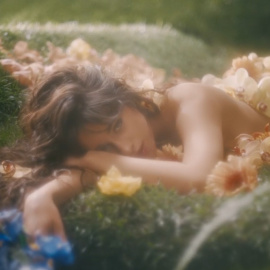 Camila Cabello, una ninfa en el videoclip de 'Living Proof'