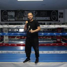 Giova posa ante el ring del Club Boxeo Carabanchel. /J. L. RECIO