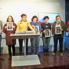 Diputados de la CUP rompen la foto del Rey en el Parlament en protesta por las detenciones. Europa Press