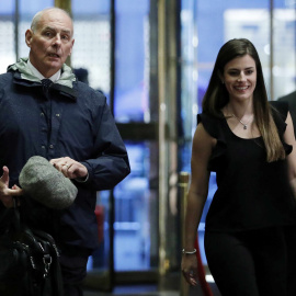 El general den la reserva del cuerpo de Marines John Kelly junto a la congresista republicana Madeleine Westerhout, en la Trump Tower. REUTERS/Lucas Jackson
