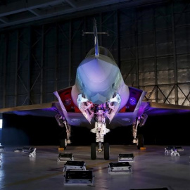 Un caza Lockheed Martin F-35 en el hangar de la base de  Patuxent River, en Maryland. REUTERS/Gary Cameron