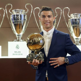 Cristiano Ronaldo en la Sala de Juntas del estadio Santiago Bernabéu con su cuarto Balón de Oro, lo que le sitúa a uno del argentino del Barcelona Lionel Messi. EFE