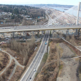 La autopista South Fraser Perimeter Road, a la altura del puerte sobre el puerto canadiense de Mann.La autopista South Fraser Perimeter Road, a la altura del puerte sobre el puerto canadiense de Mann.